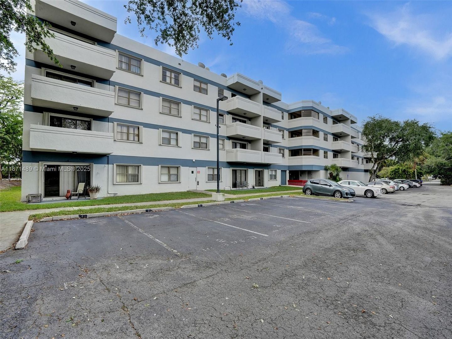 HOLLYWOOD House: 1891 N 61ST AVE APT B215