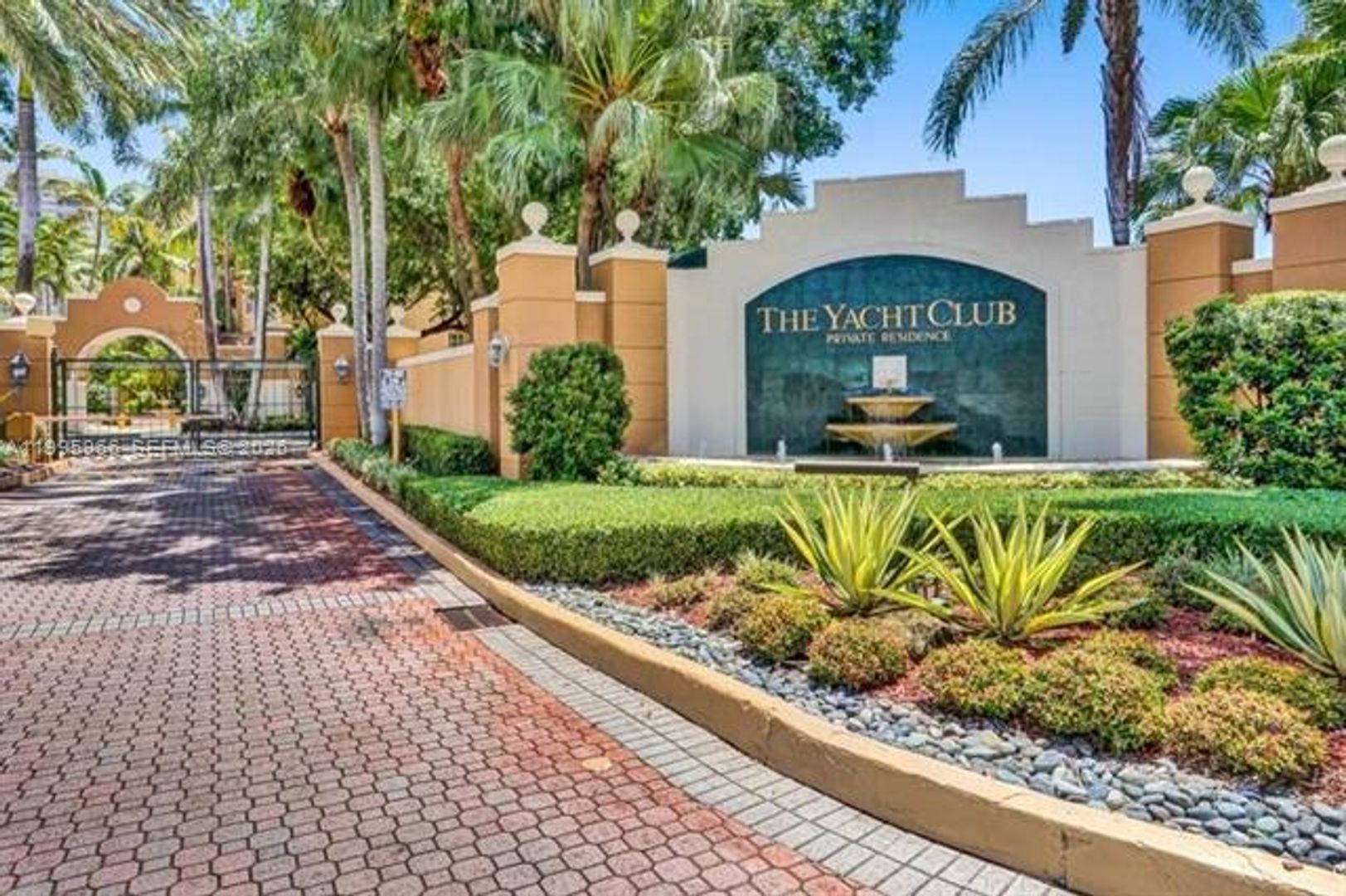 AVENTURA Apartment: 19801 E Country Club Dr # 4301