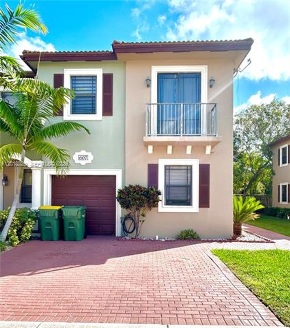 Homestead Townhome: 607 NE 35th Ave # 607