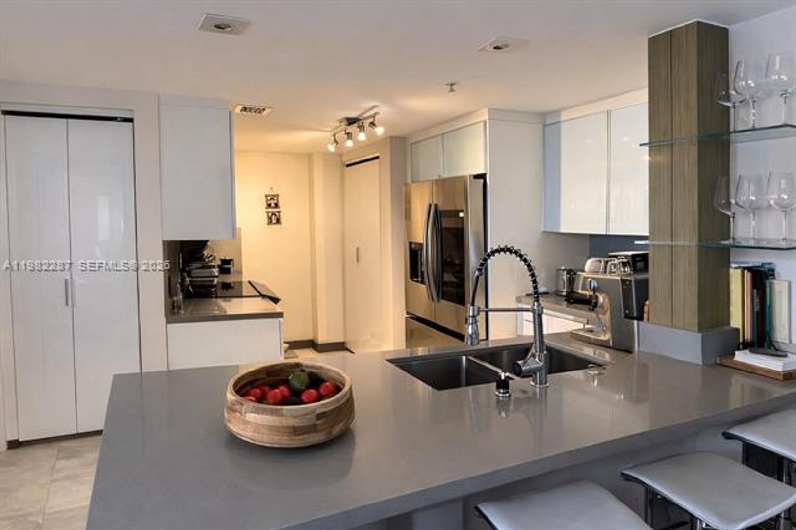 MIAMI Apartment: 701 Brickell Key Dr # 1611