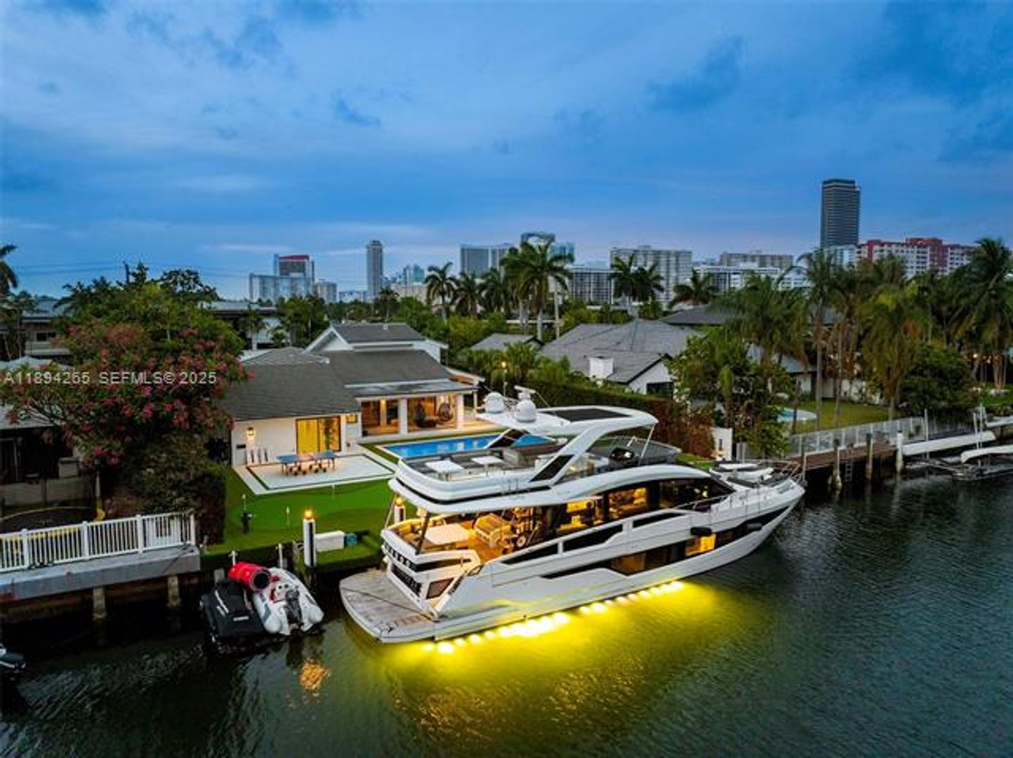 Hallandale Beach House: 207 Holiday Dr