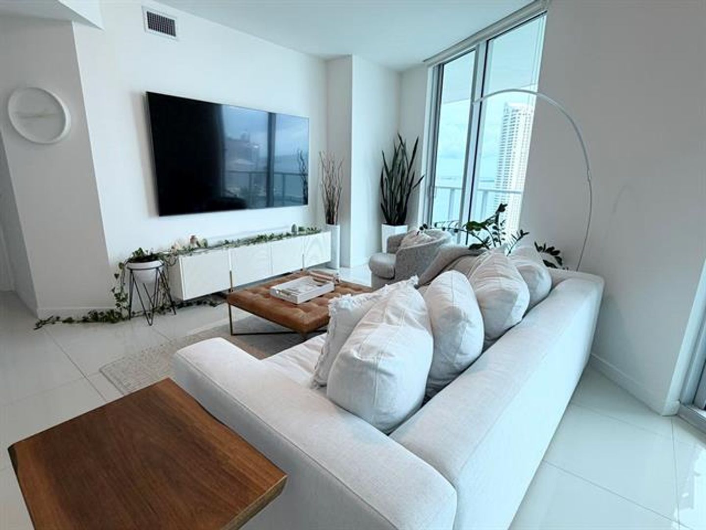 Miami House: 300 S Biscayne Blvd cu-T-2208