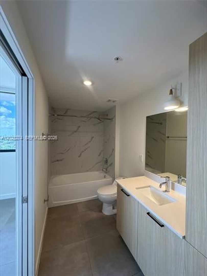 North Miami Beach Apartment: 16395 Biscayne Blvd # 1310