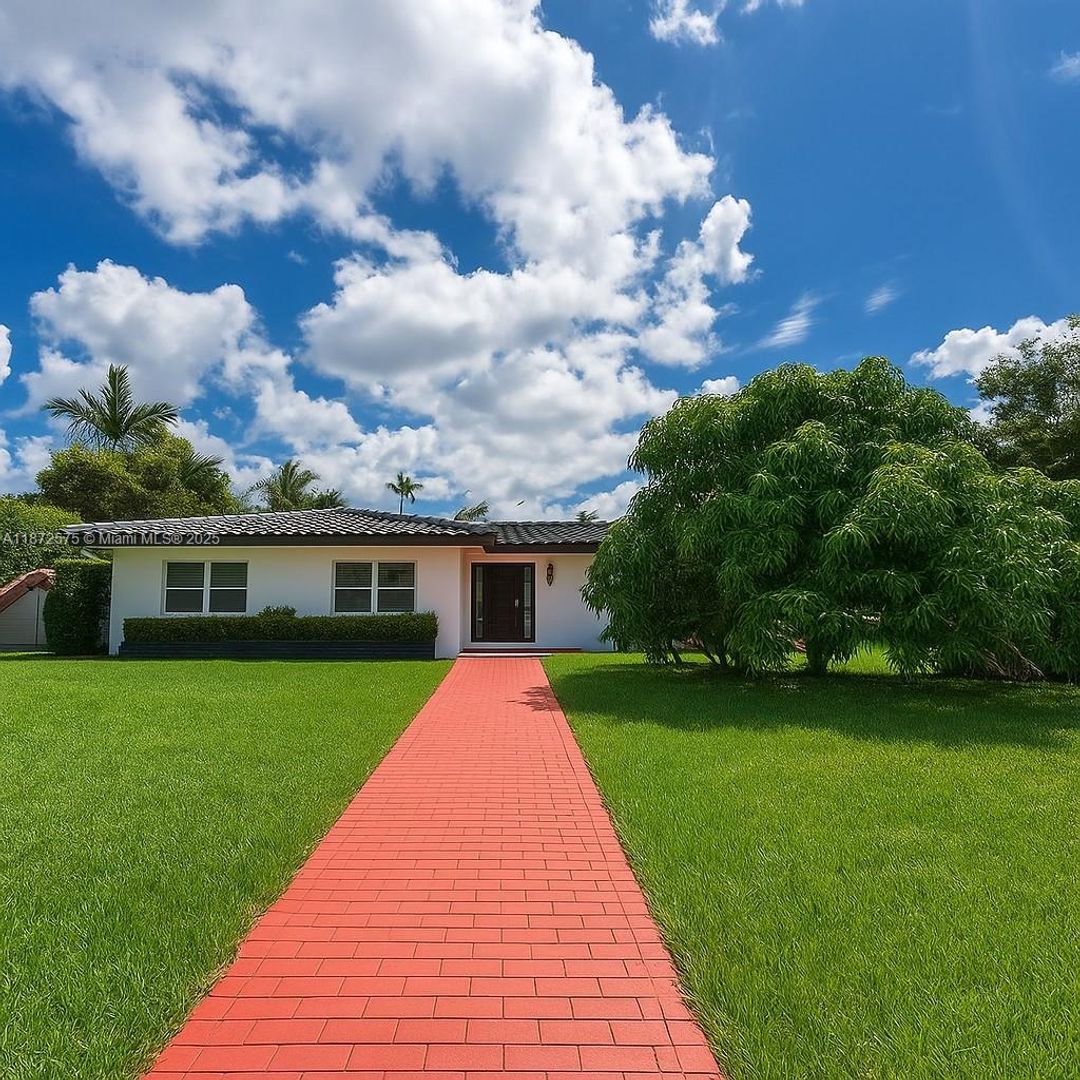 HOLLYWOOD House: 201 CALLE GRANDE DR