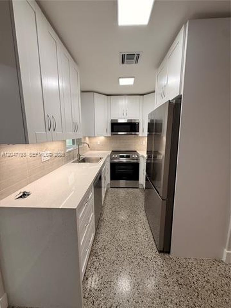 Miami House: 10555 SW 32nd St