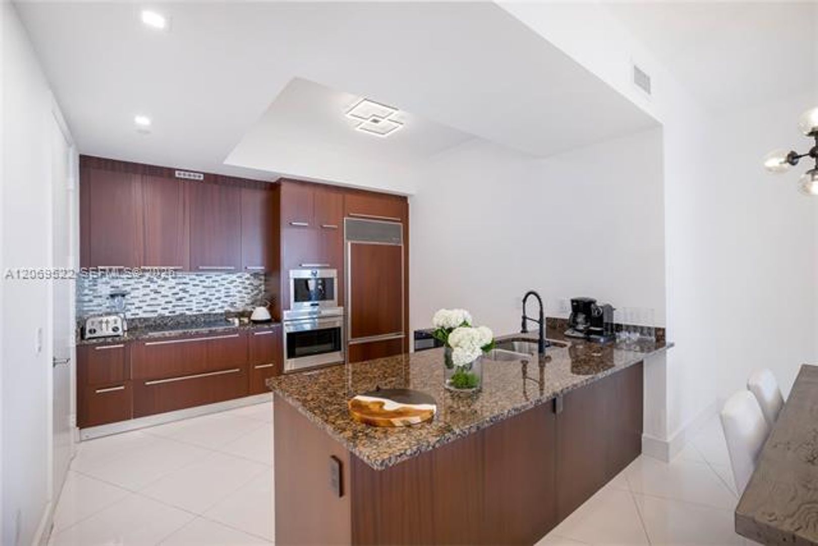 Sunny Isles Beach Condo: 15901 Collins Ave cu-707