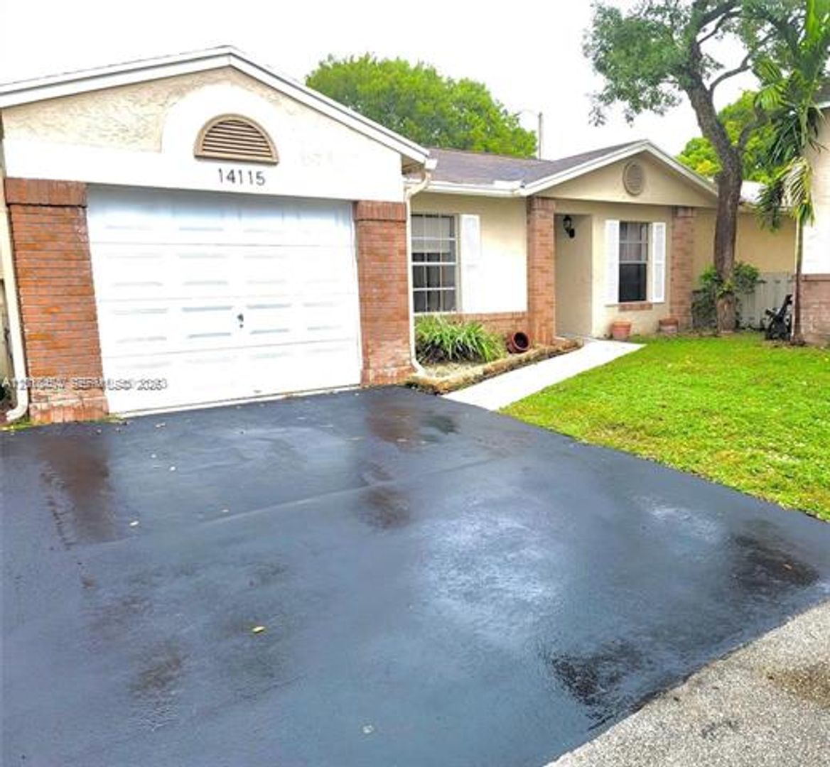 Davie House: 14115 Langley Pl