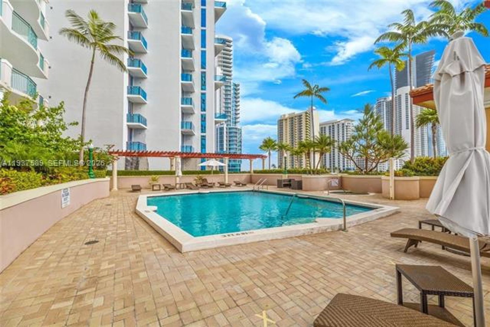 SUNNY ISLES BEACH Apartment: 17555 Atlantic Blvd unit 607
