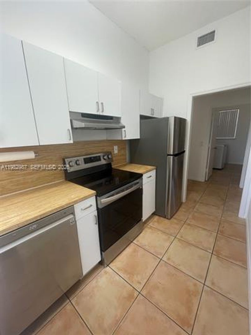 Miami House: 3421 SW 25th St # 3421