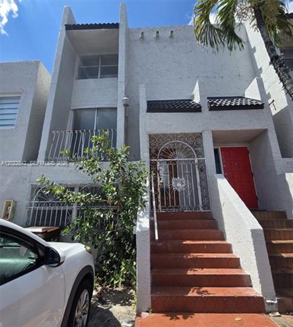 Hialeah Townhome: 1104 W 44th St # 87