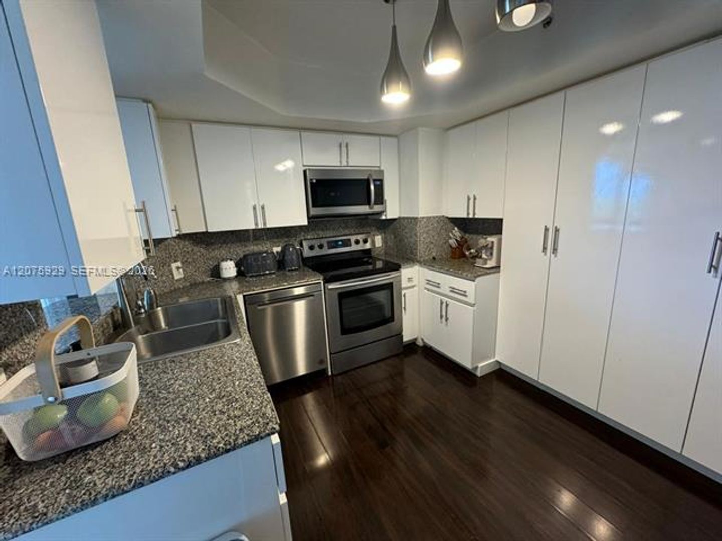 Miami Beach Condo: 6301 Collins Ave cu-1606
