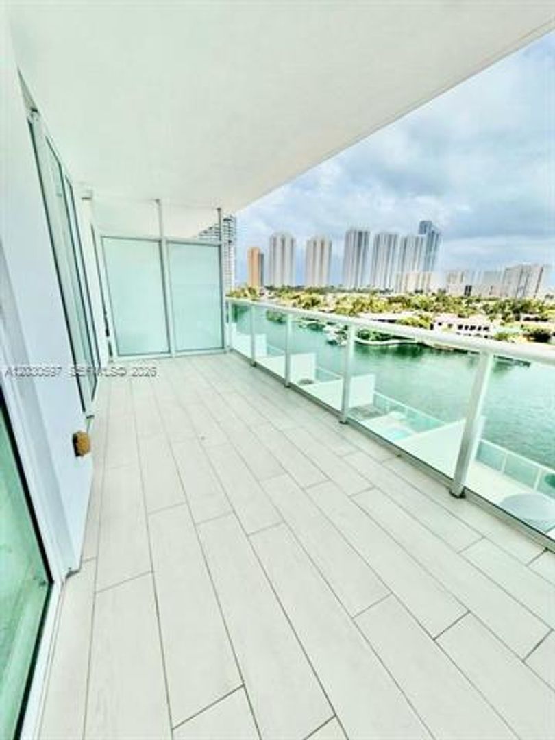 Sunny Isles Beach Condo: 400 Sunny Isles Blvd # 817