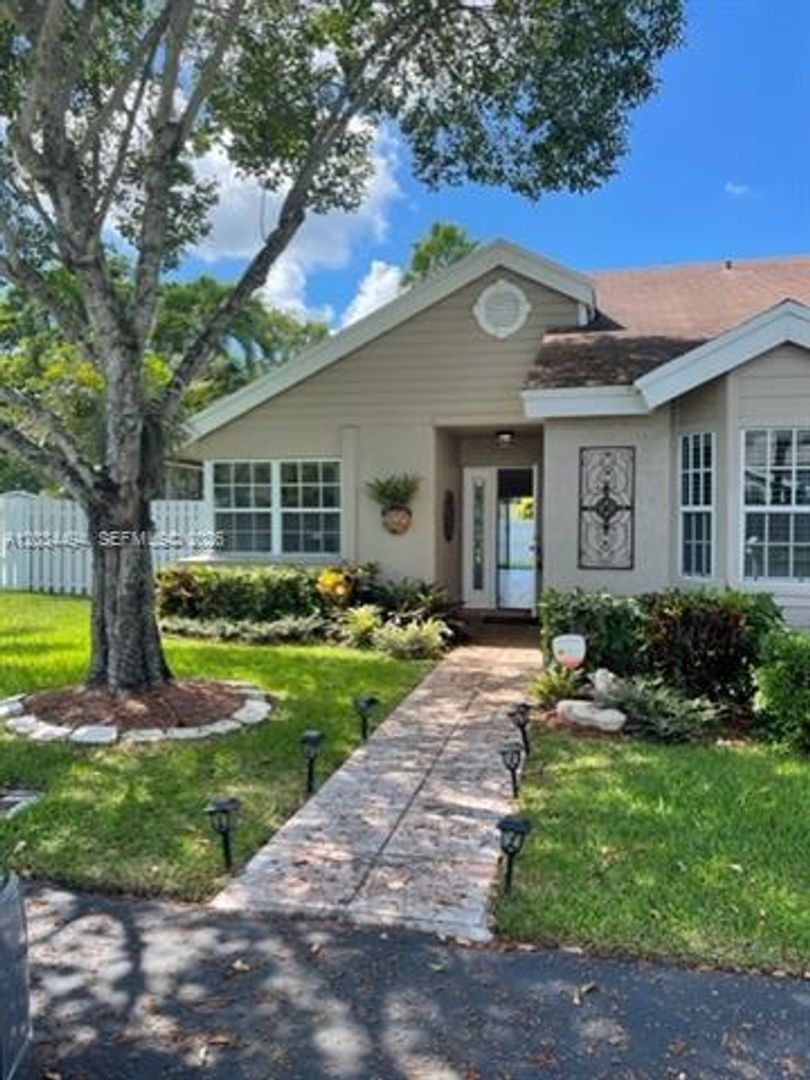 Davie Townhome: 11160 SW 11th Pl