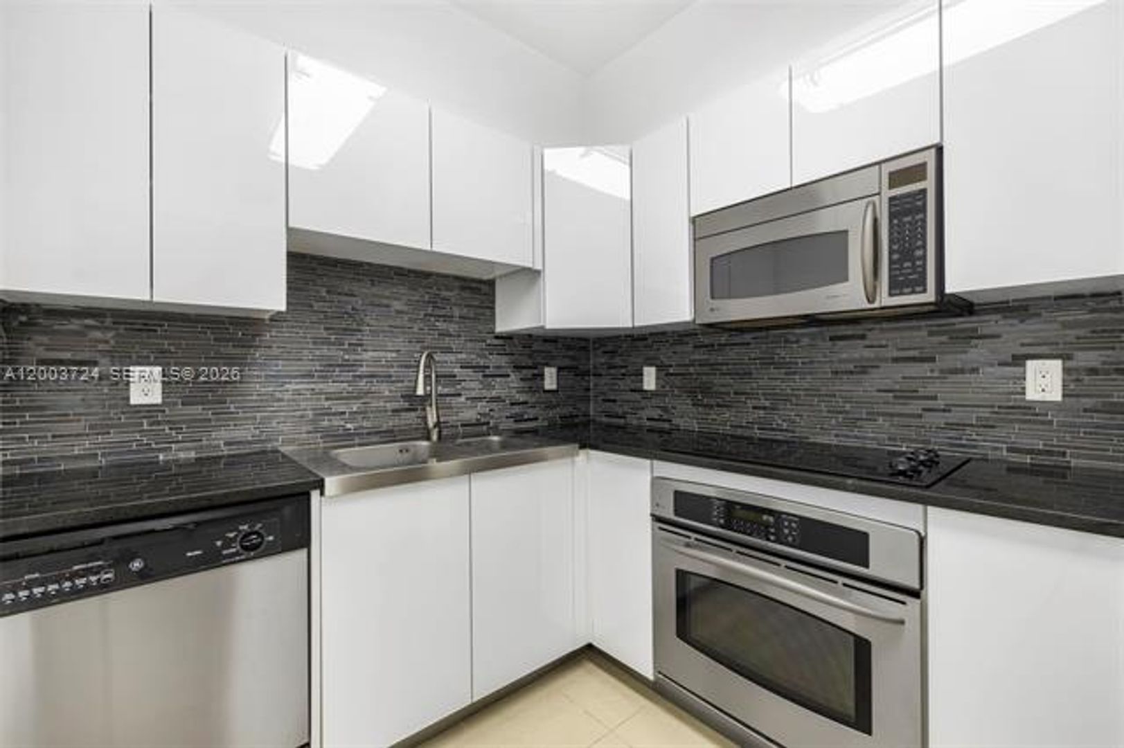 Miami Beach Condo: 6365 Collins Ave cu-805
