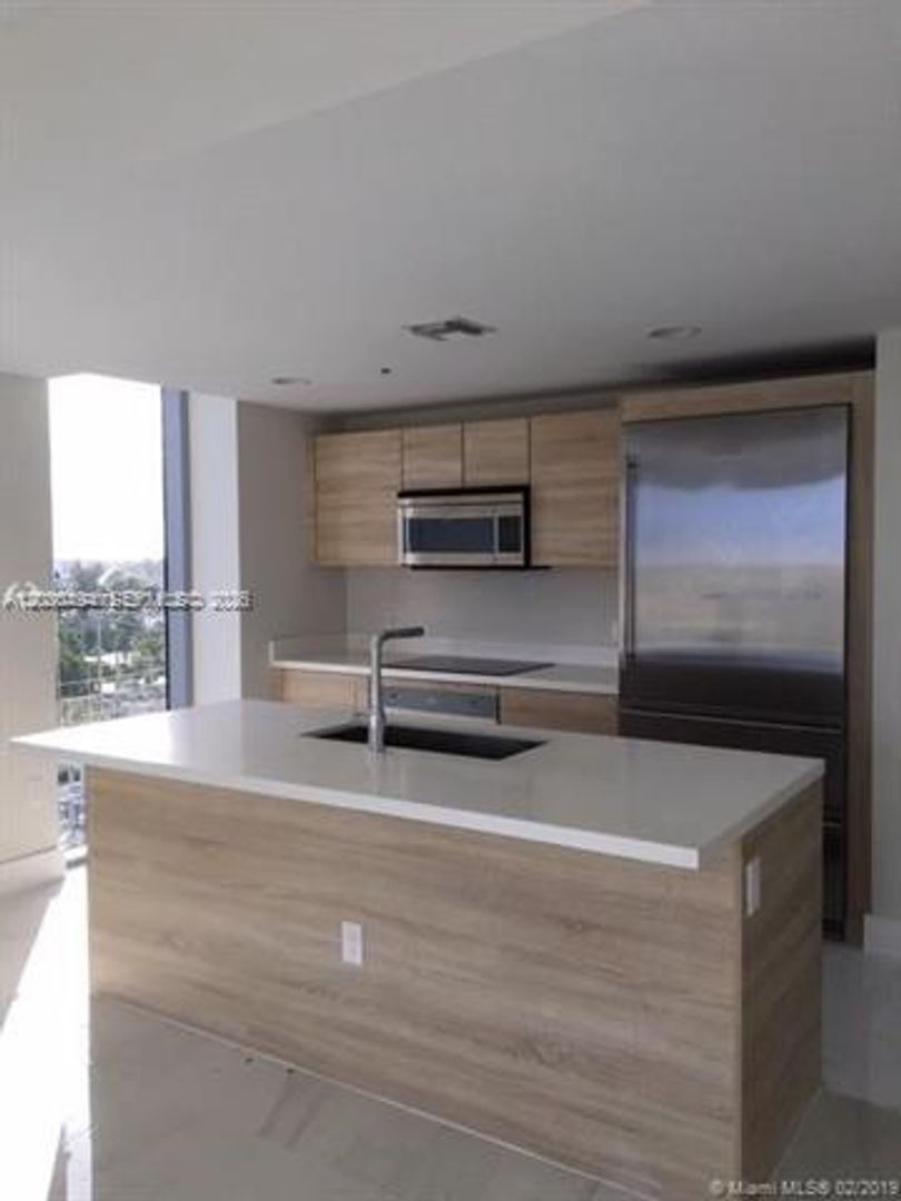 North Miami Beach Condo: 16385 Biscayne Blvd cu-621