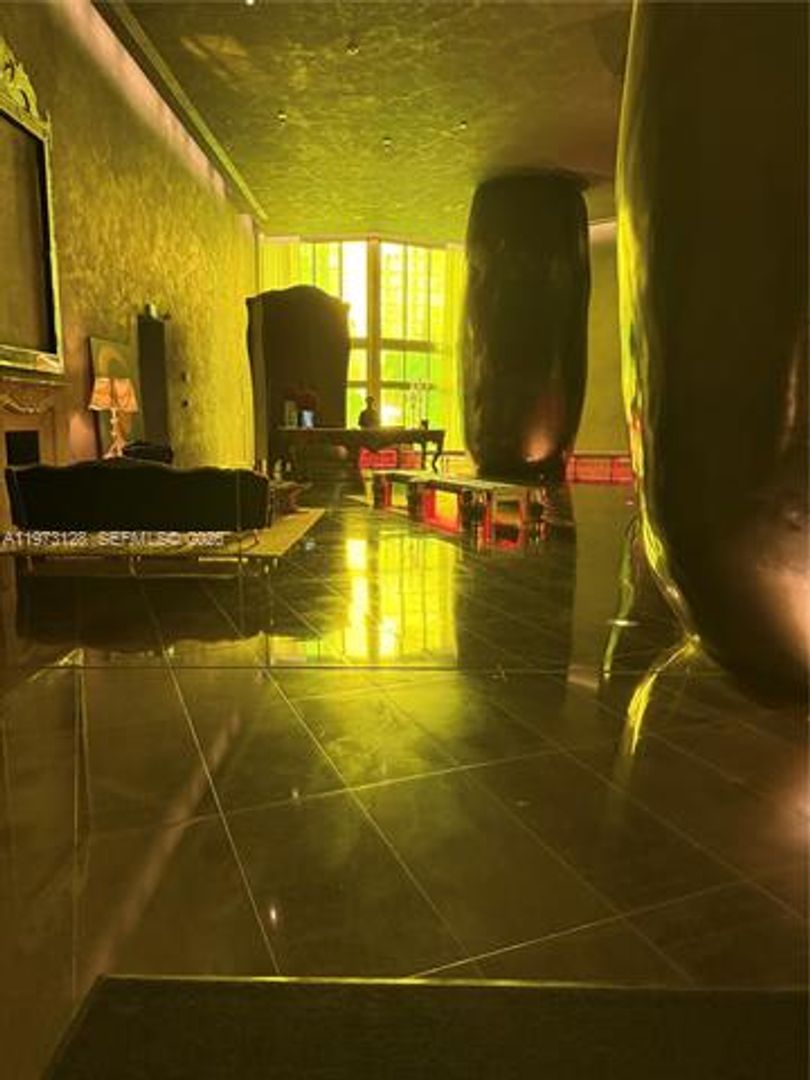 Miami Apartment: 465 Brickell Ave # 619
