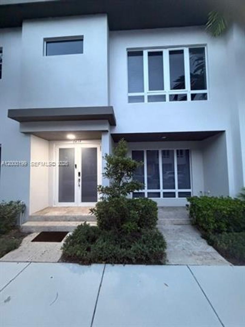 DORAL House: 6434 NW 104th Ct # 6434