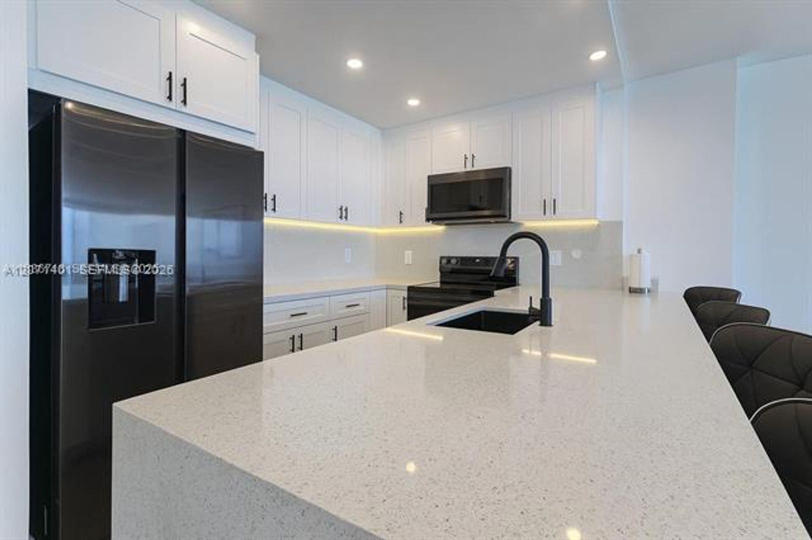 Miami Beach Condo: 5601 Collins Ave cu-1409