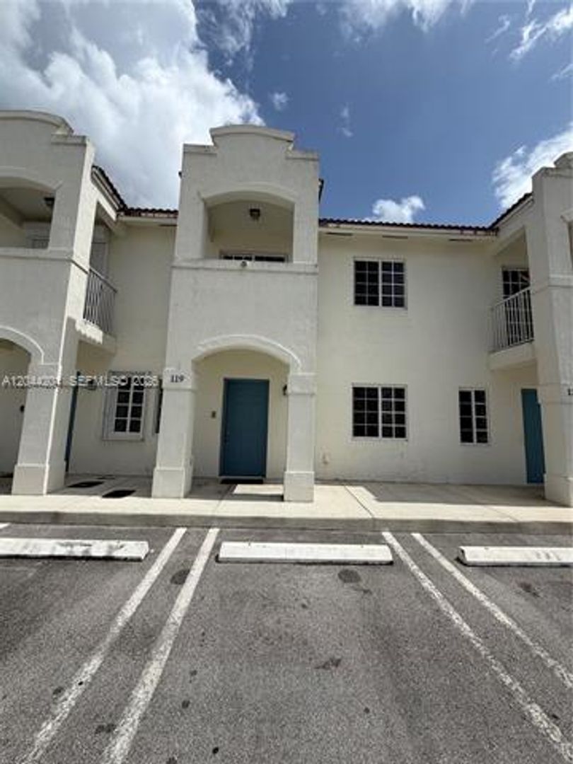 Florida City Townhome: 119 SW 6th Ln