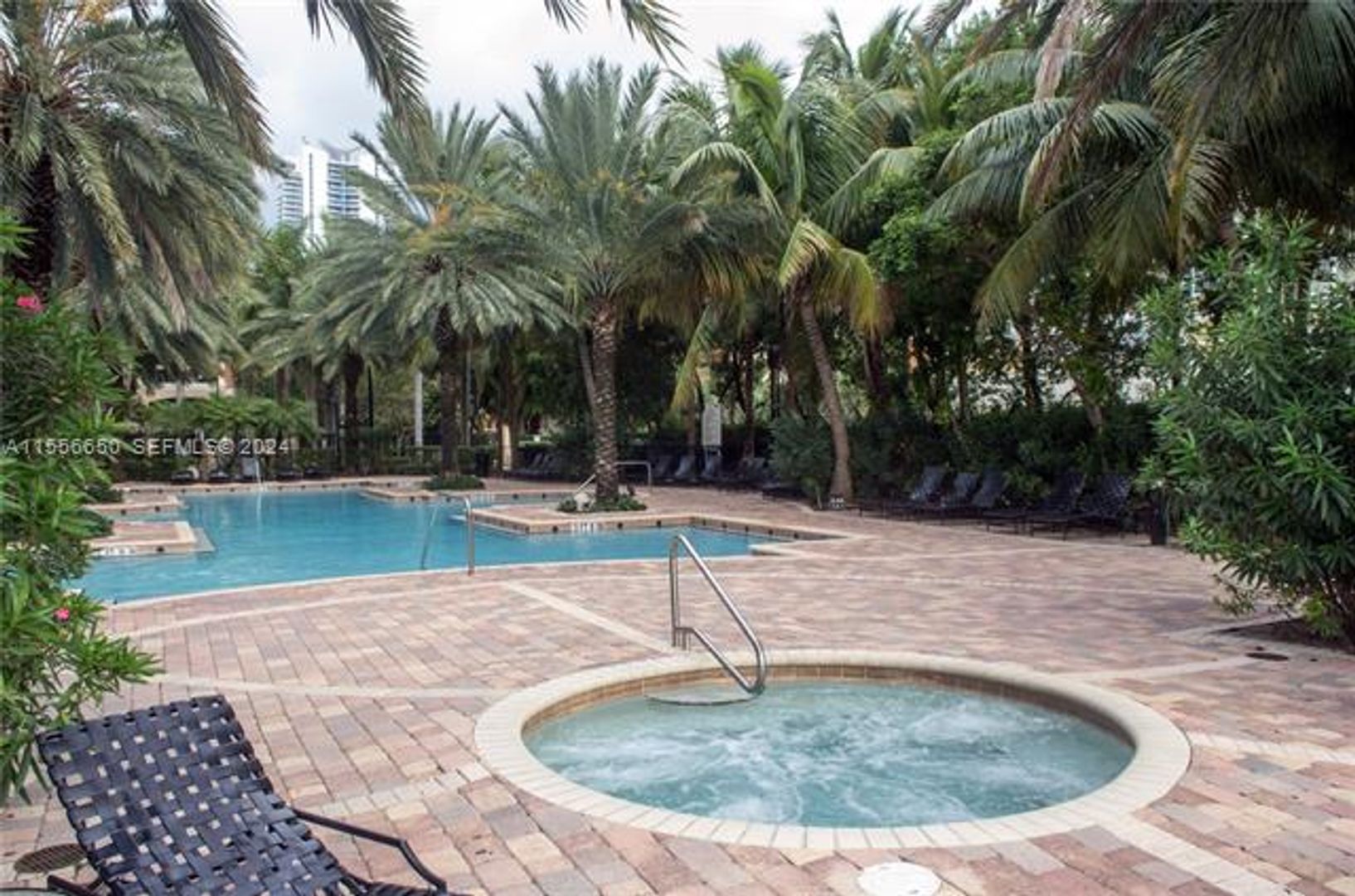 Sunny Isles Beach Condo: 17100 N Bay Rd #1402
