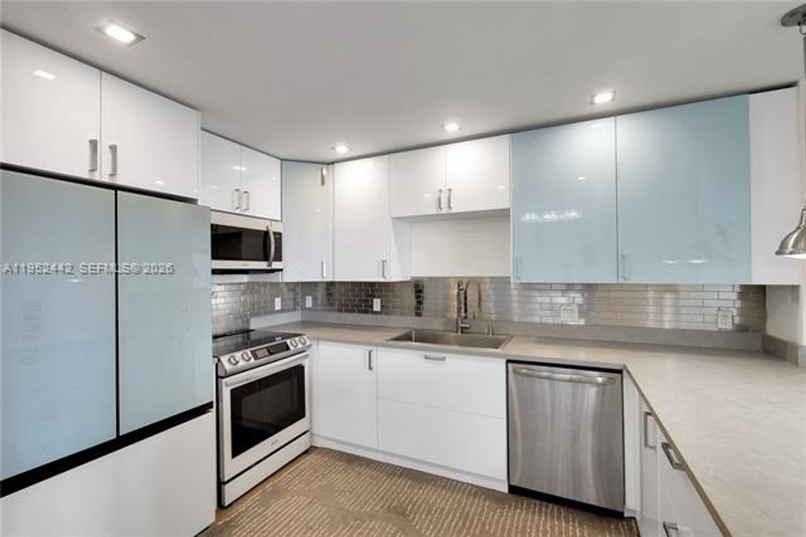 Sunny Isles Beach Condo: 100 Bayview Dr cu-1008