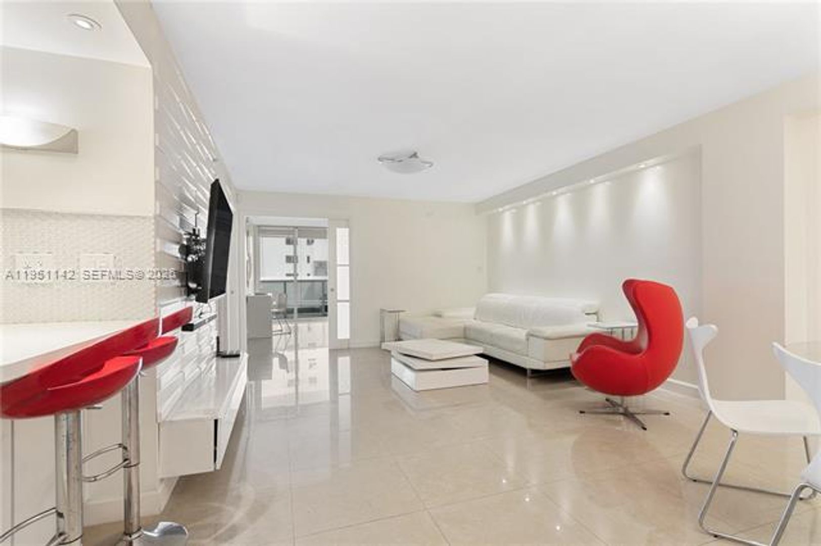 Miami Beach Condo: 2401 Collins Ave # 1110