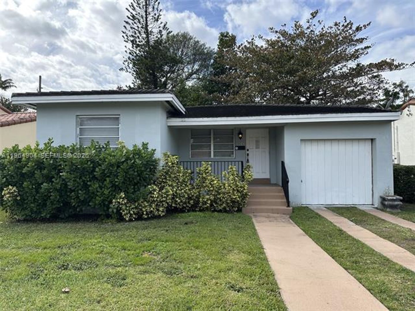 CORAL GABLES House: 904 Wallace St