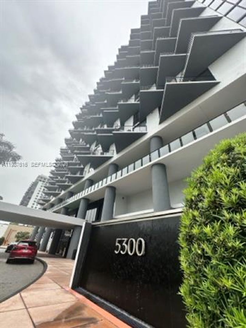Doral Condo: 5300 NW 85th Ave #409
