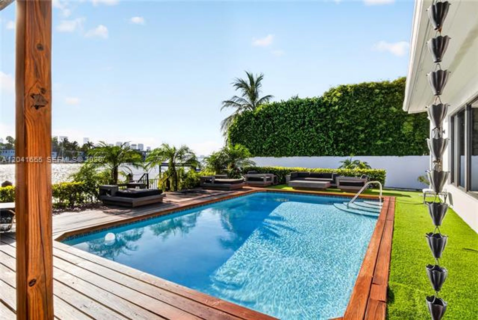 Miami Beach House: 460 W Dilido Dr