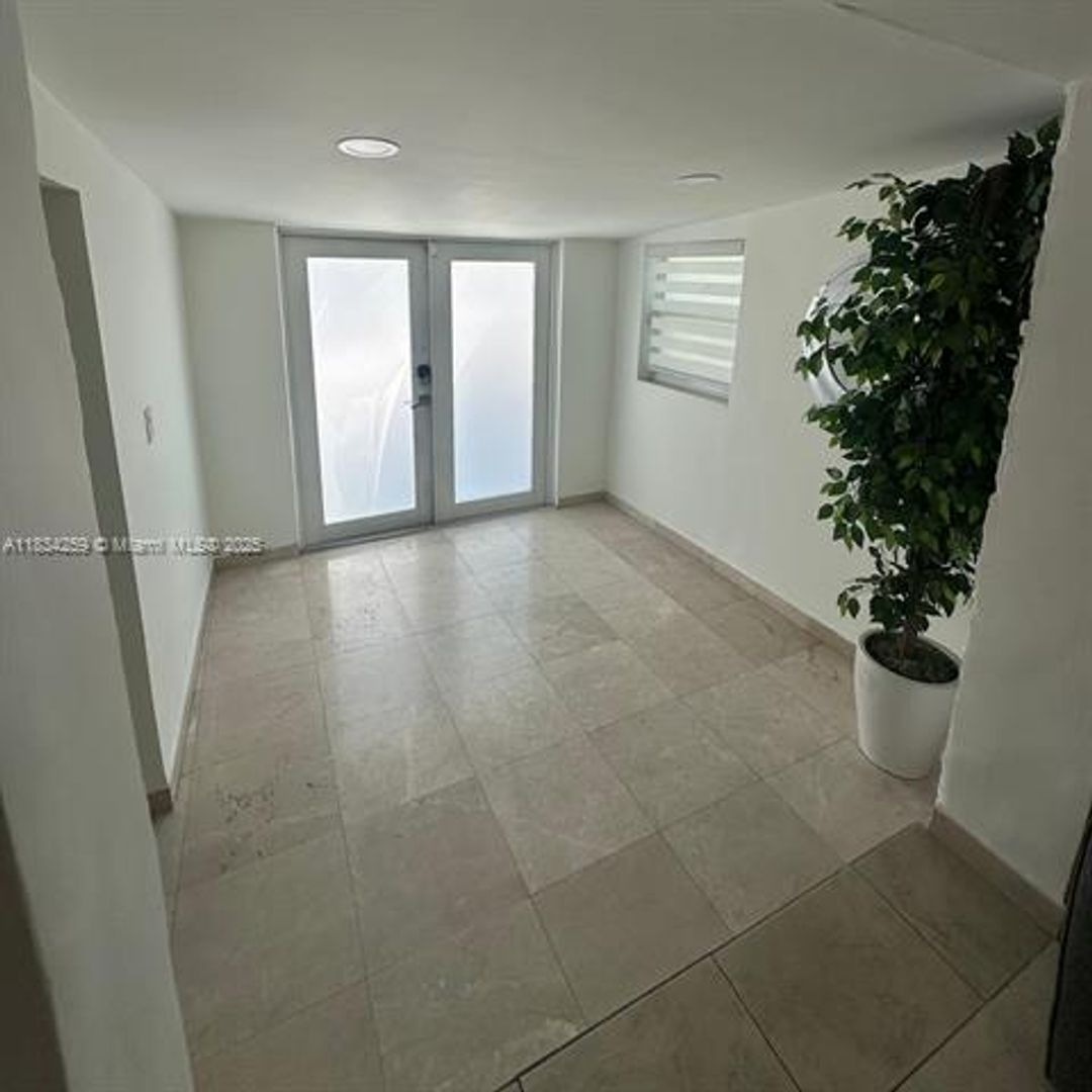 NORTH MIAMI BEACH House: 17650 NE 19th Ave #0