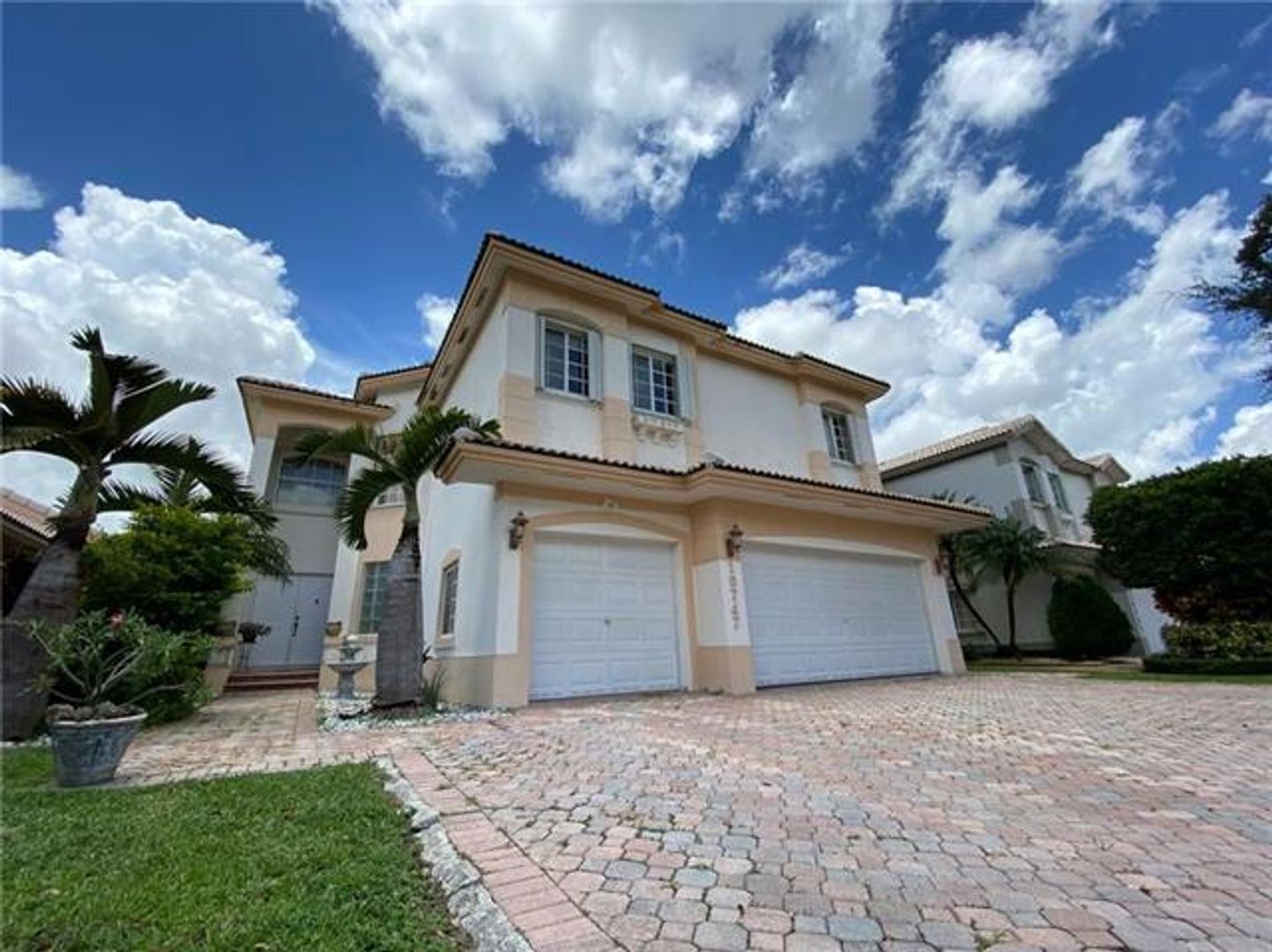 Doral House: 10747 NW 70th Ter # 10747
