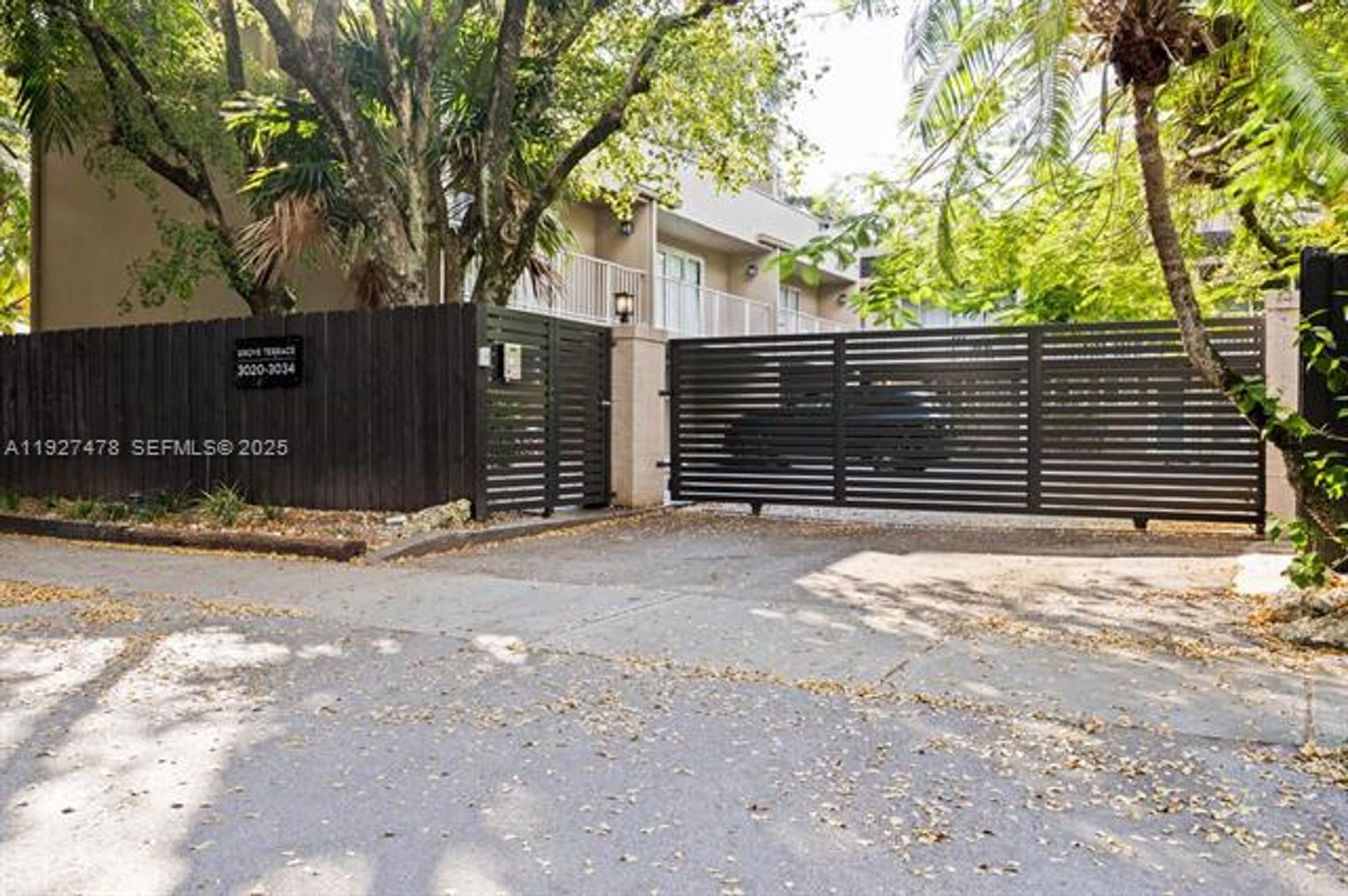 MIAMI House: 3028 Center St TH 3028