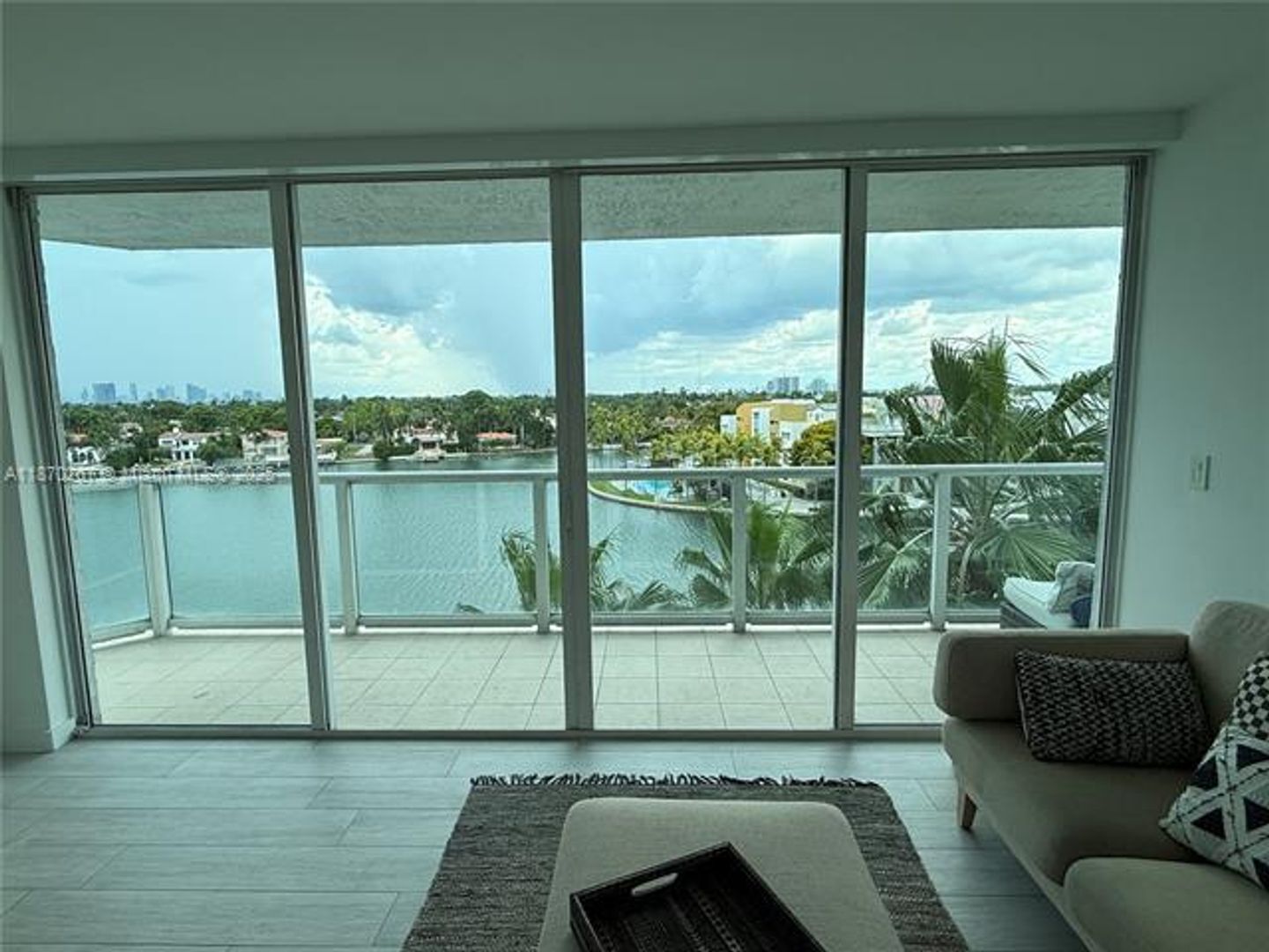 MIAMI BEACH Apartment: 5900 Collins Ave appt 705