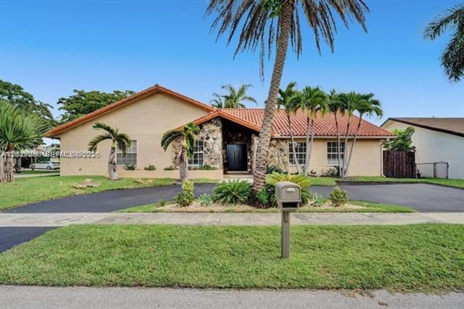 Miami House: 2001 NE 214th St