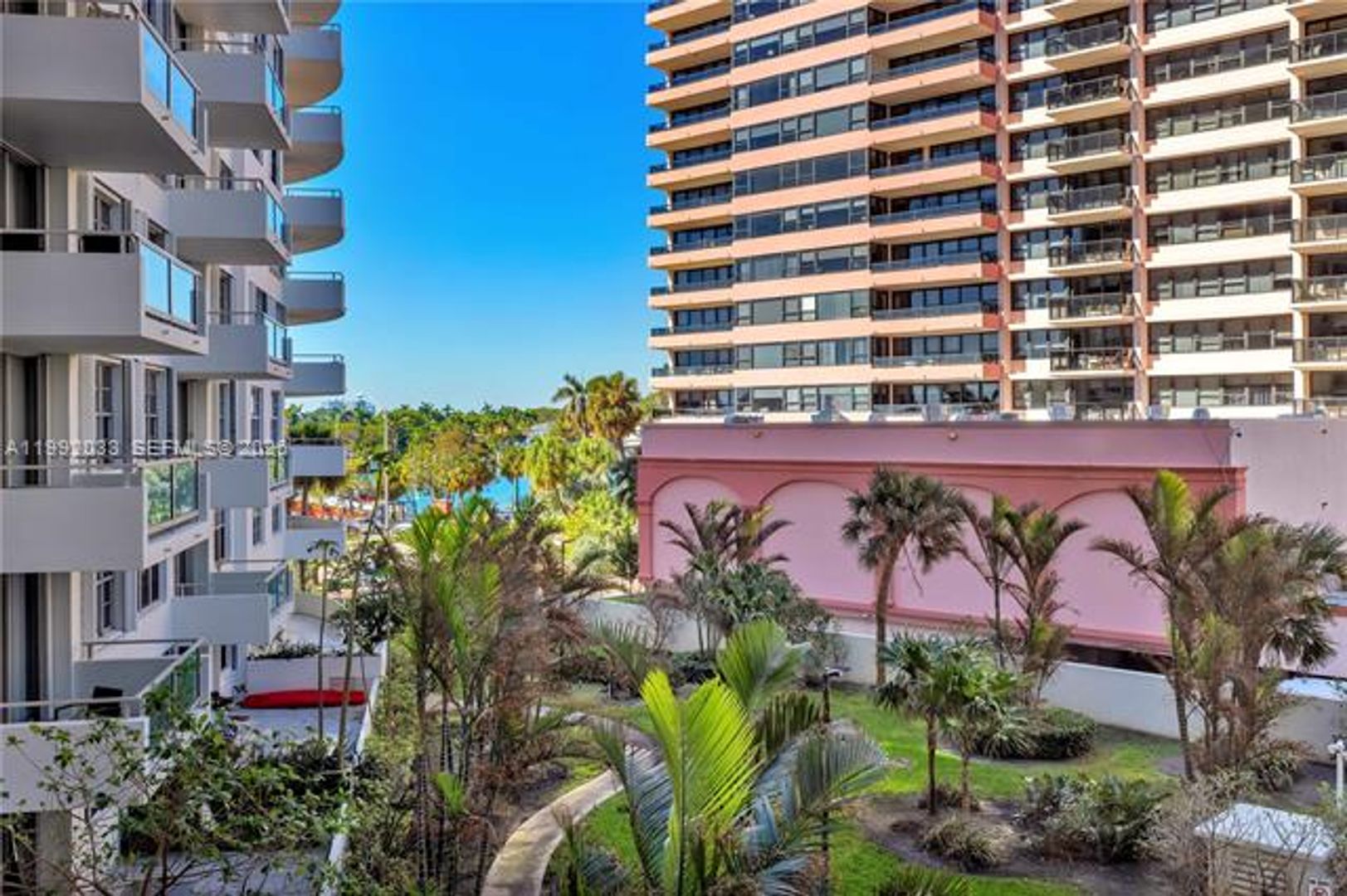 MIAMI BEACH Apartment: 5161 Collins Ave # 410