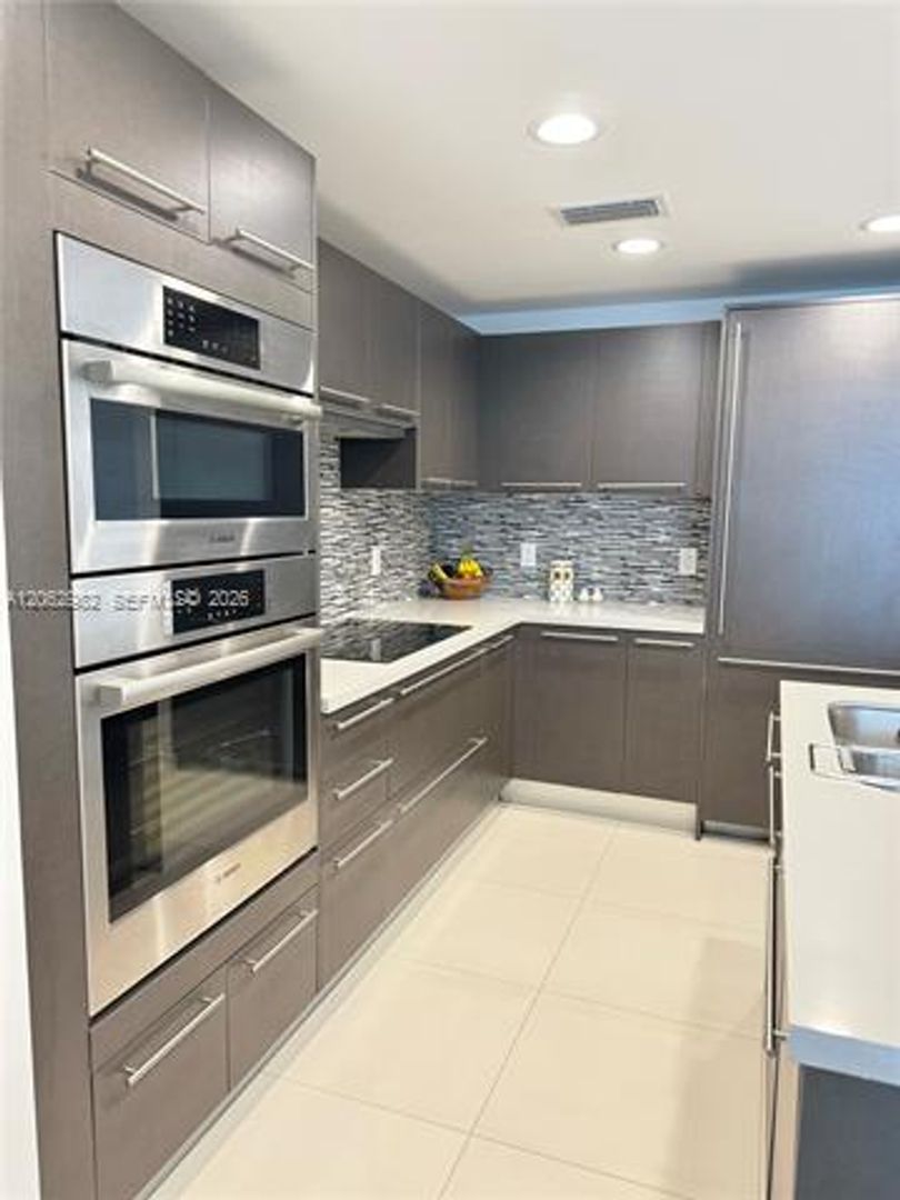 Doral Condo: 7825 NW 107th Ave cu-619