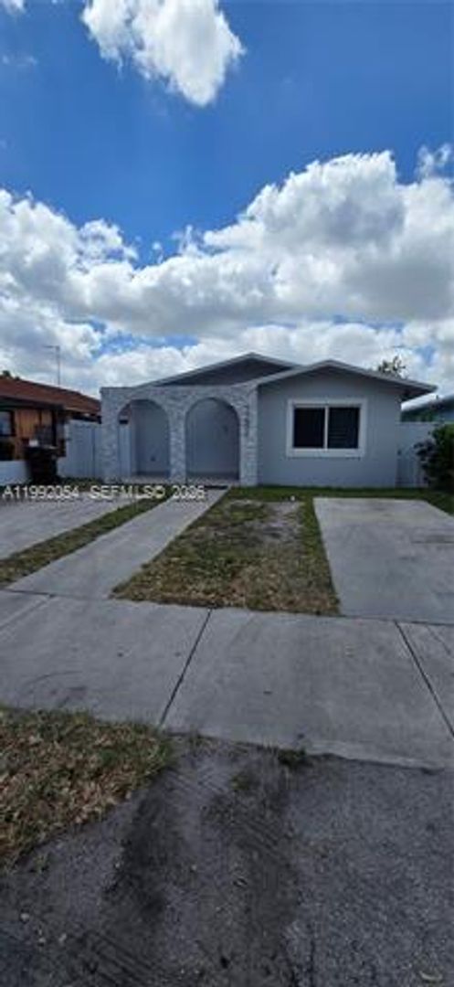 HIALEAH House: 1284 W 38th Pl # 2