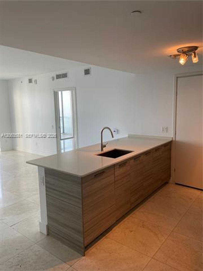 Miami Condo: 1300 Brickell Bay Dr cu-3204