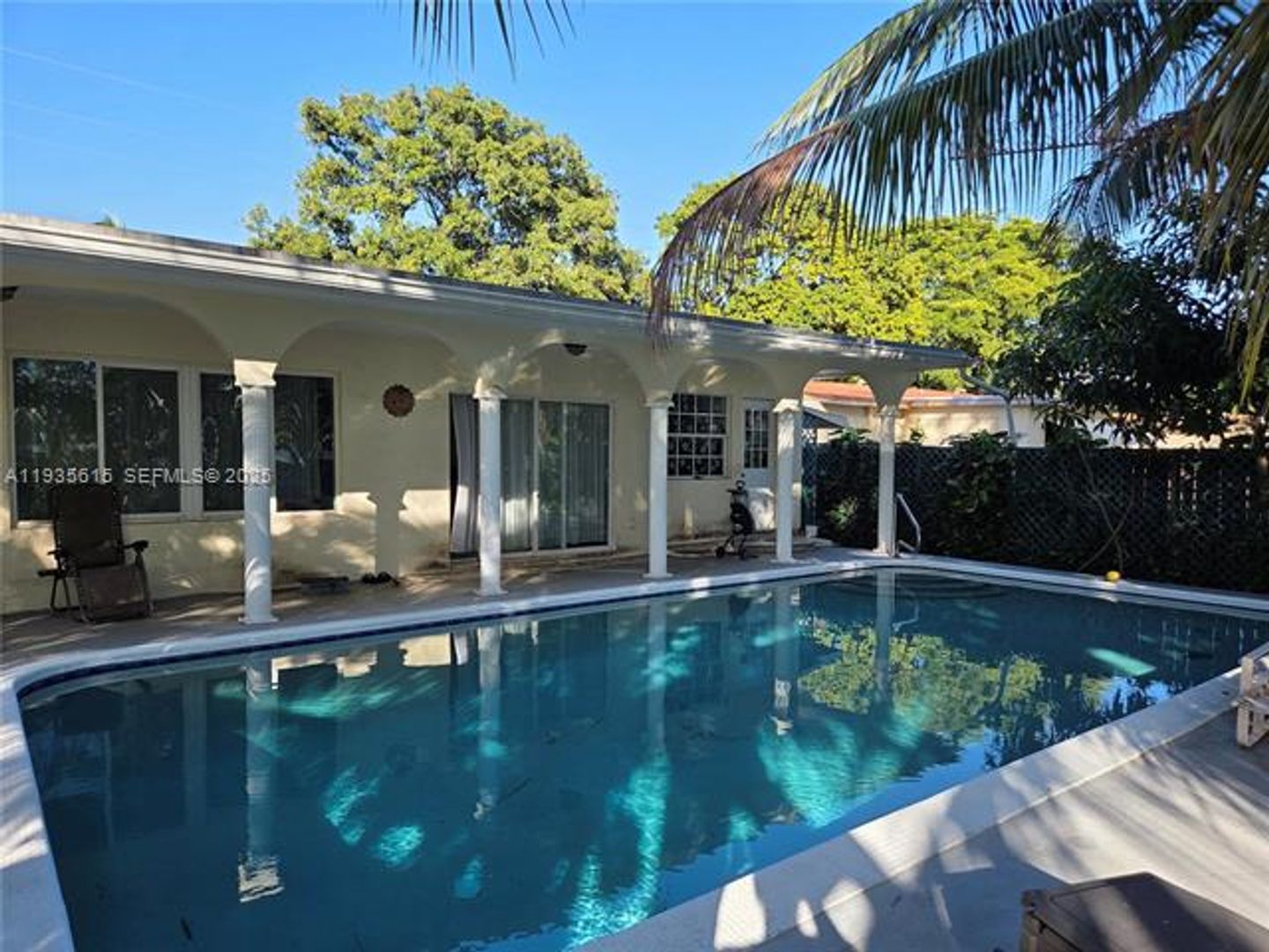 HALLANDALE BEACH House: 301 SW 5th St #0