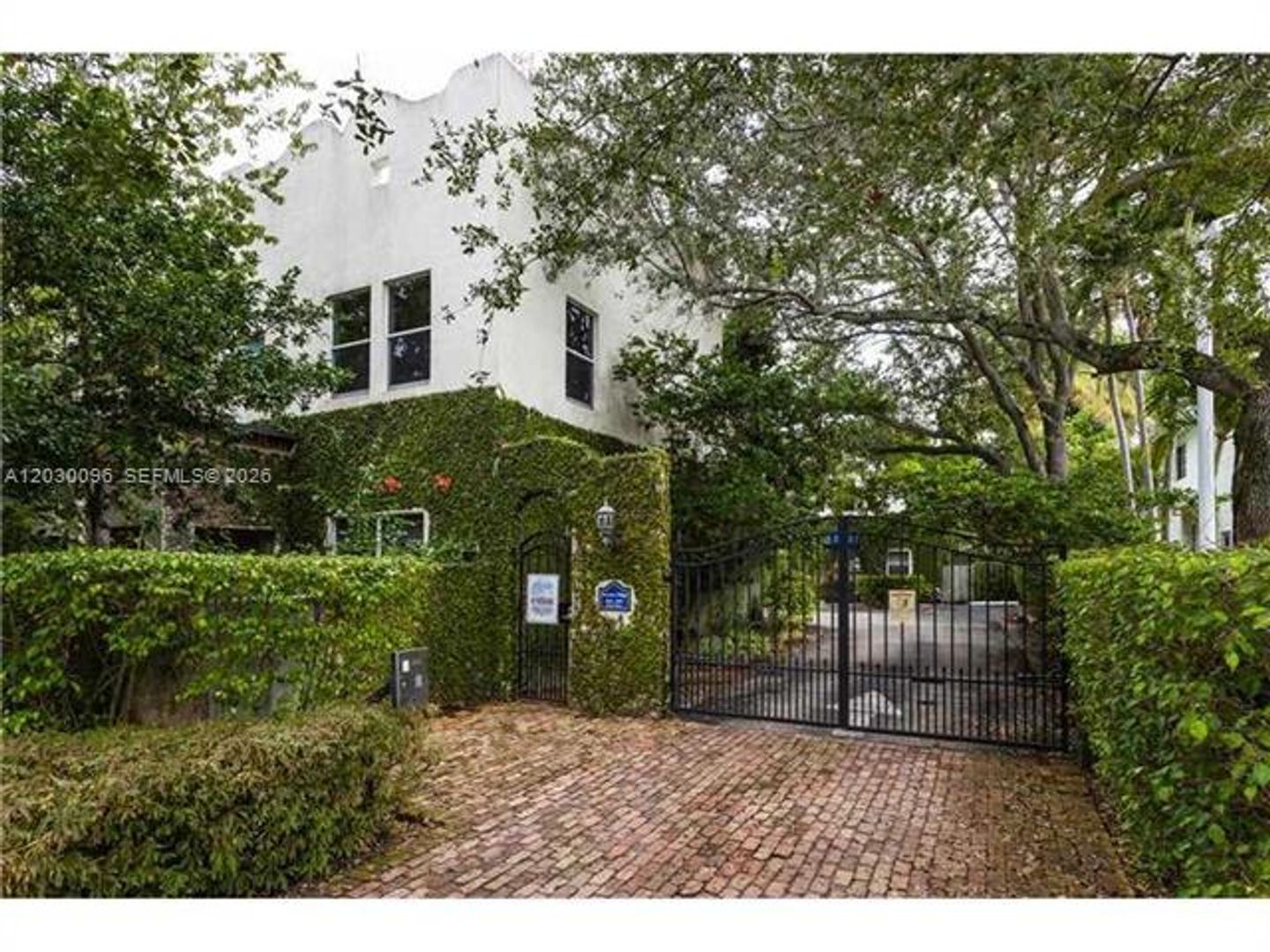 Miami Townhome: 3051 Center St # 9