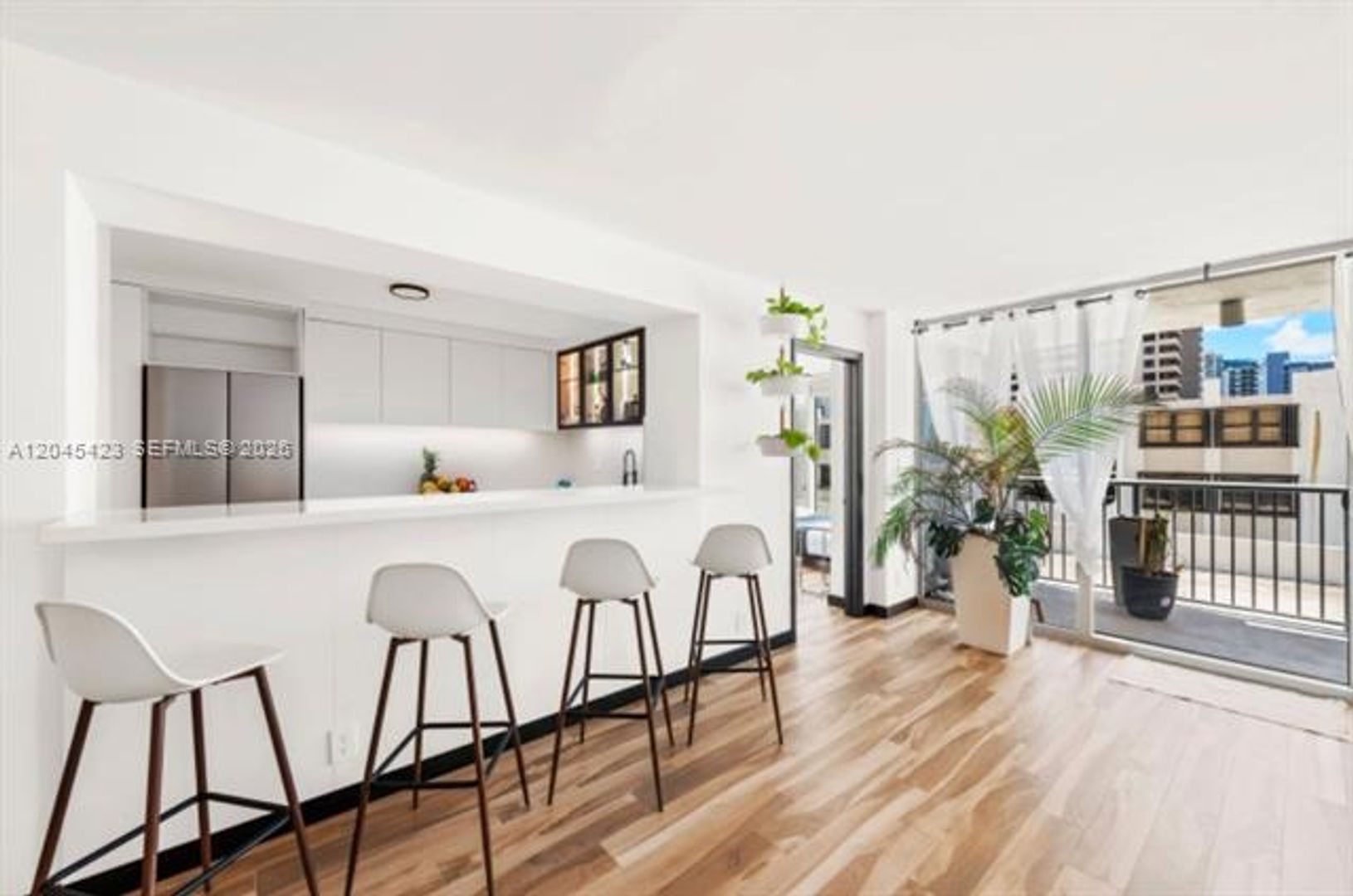 Miami Beach Condo: 2655 Collins Ave #504