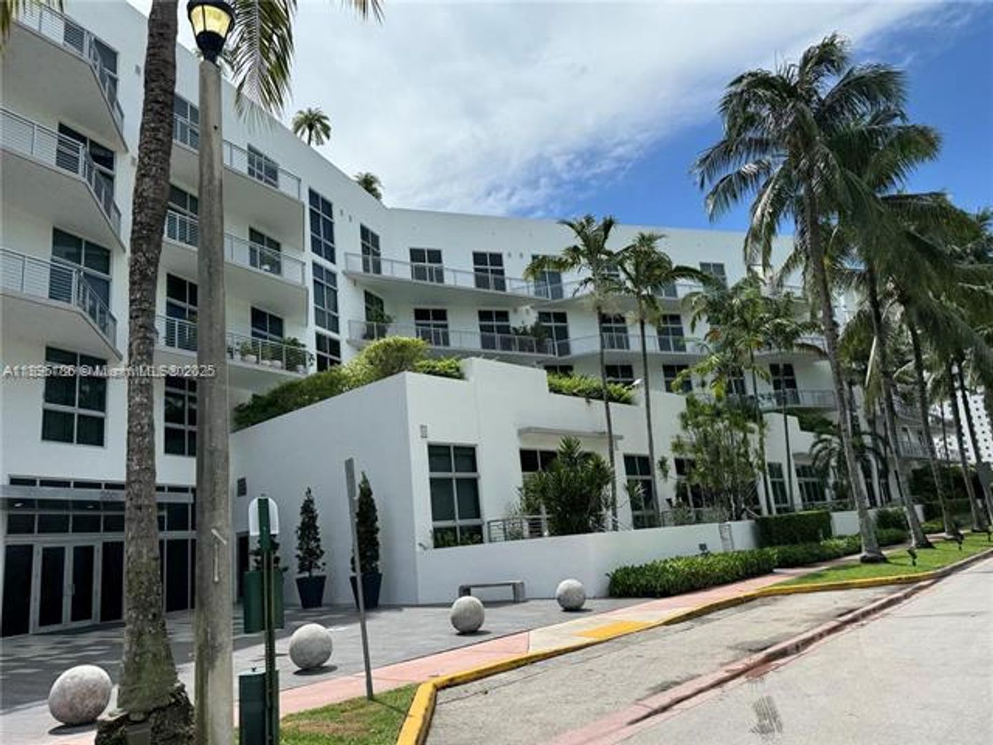MIAMI BEACH Apartment: 2001 Meridian Ave unit 417