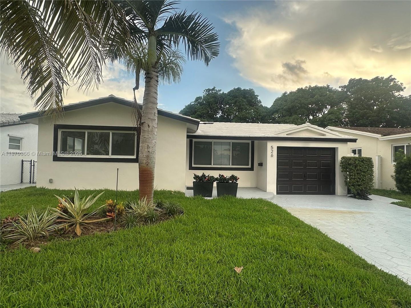 HOLLYWOOD House: 526 S RAINBOW DR