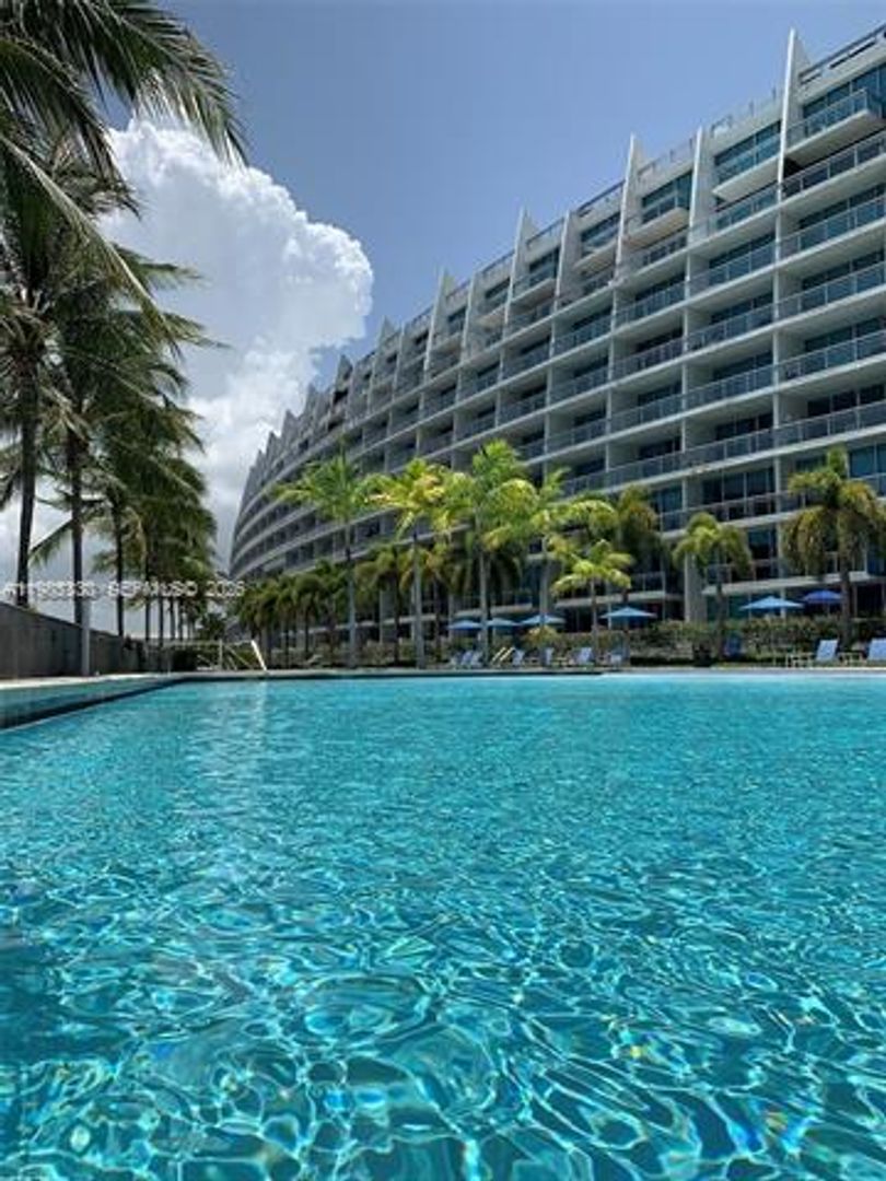 AVENTURA Apartment: 2950 NE 188th St # 543