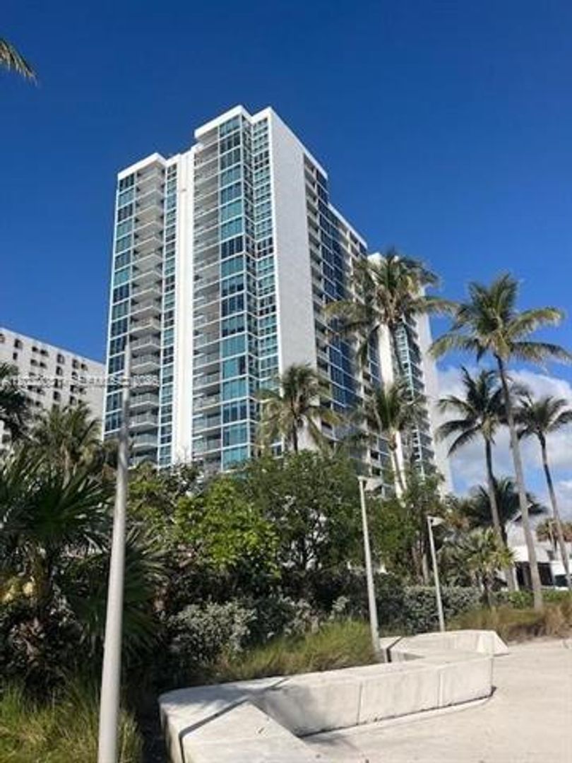 Miami Beach Condo: 2655 Collins Ave # 2302