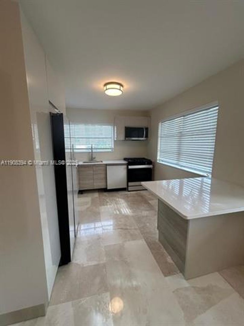 BAY HARBOR ISLANDS Apartment: 1060 92nd unit Apt 7