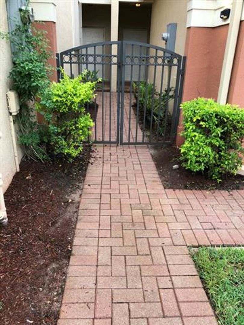 Weston Townhome: 4310 Vineyard Cir