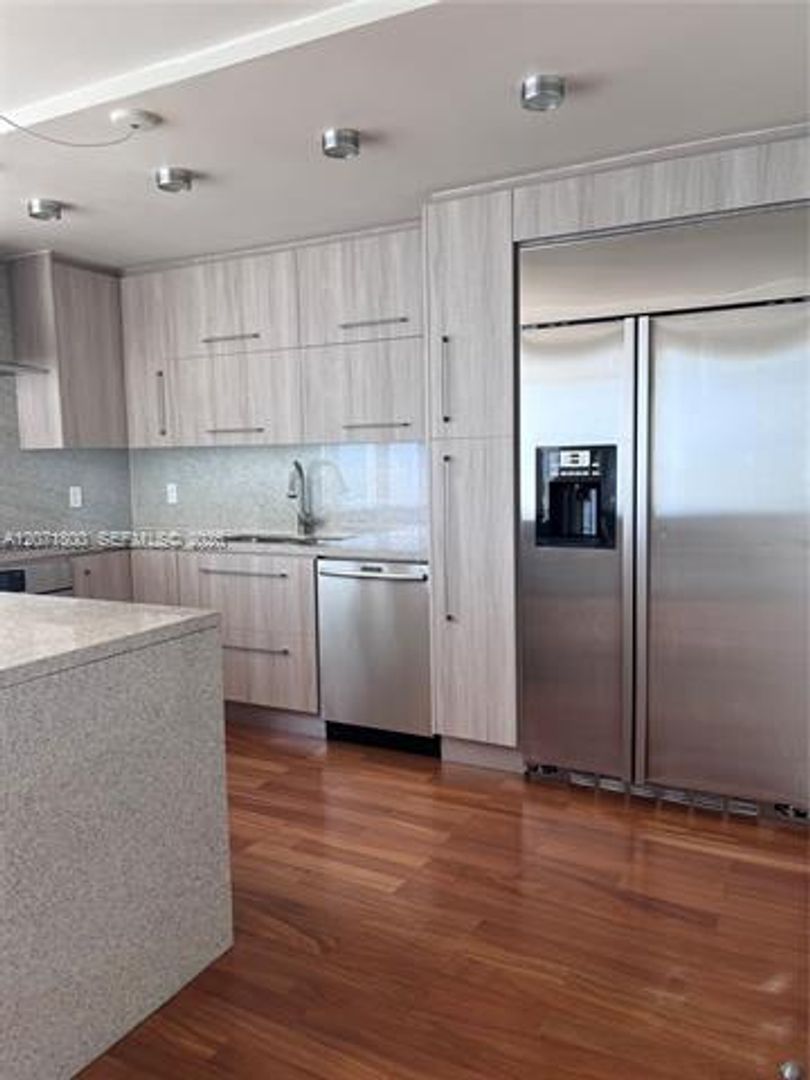 Key Biscayne Condo: 881 Ocean Dr cu-18B