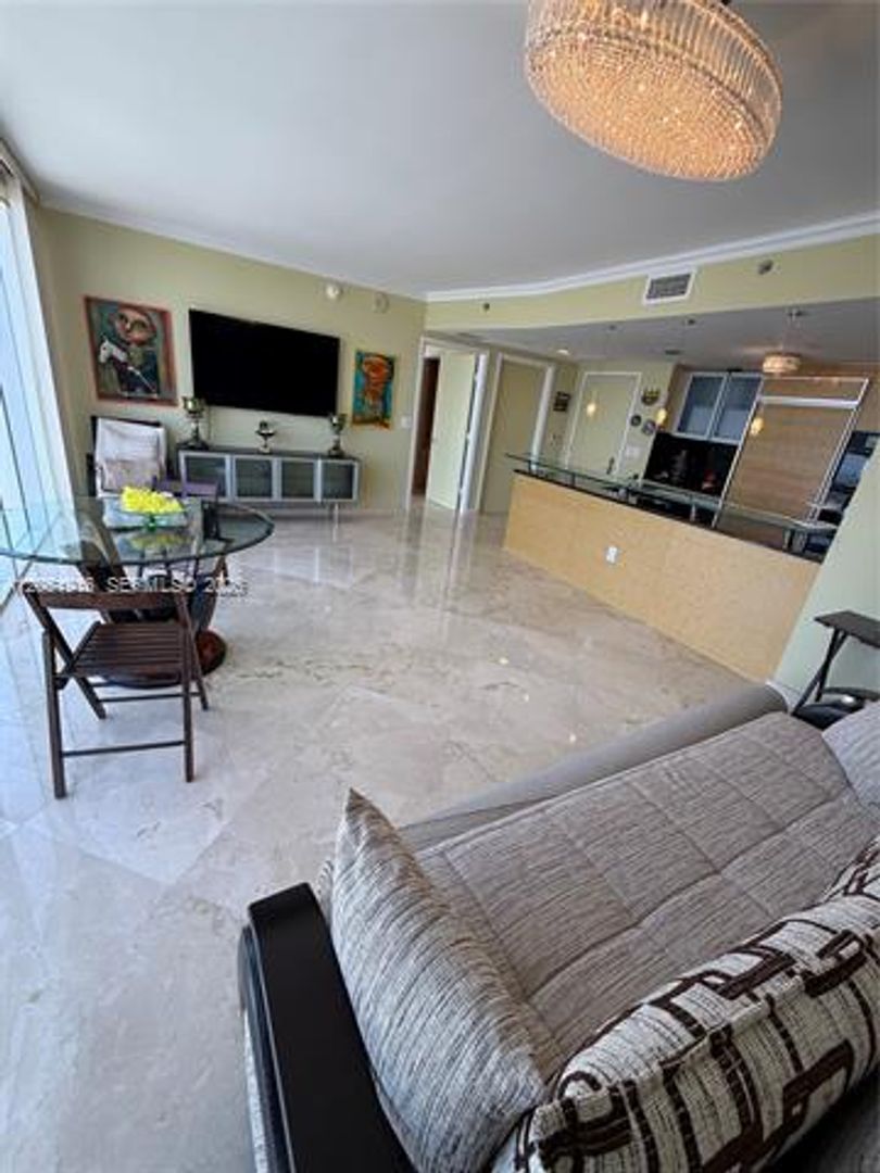 Hallandale Beach House: 1830 S Ocean Dr cu-4007