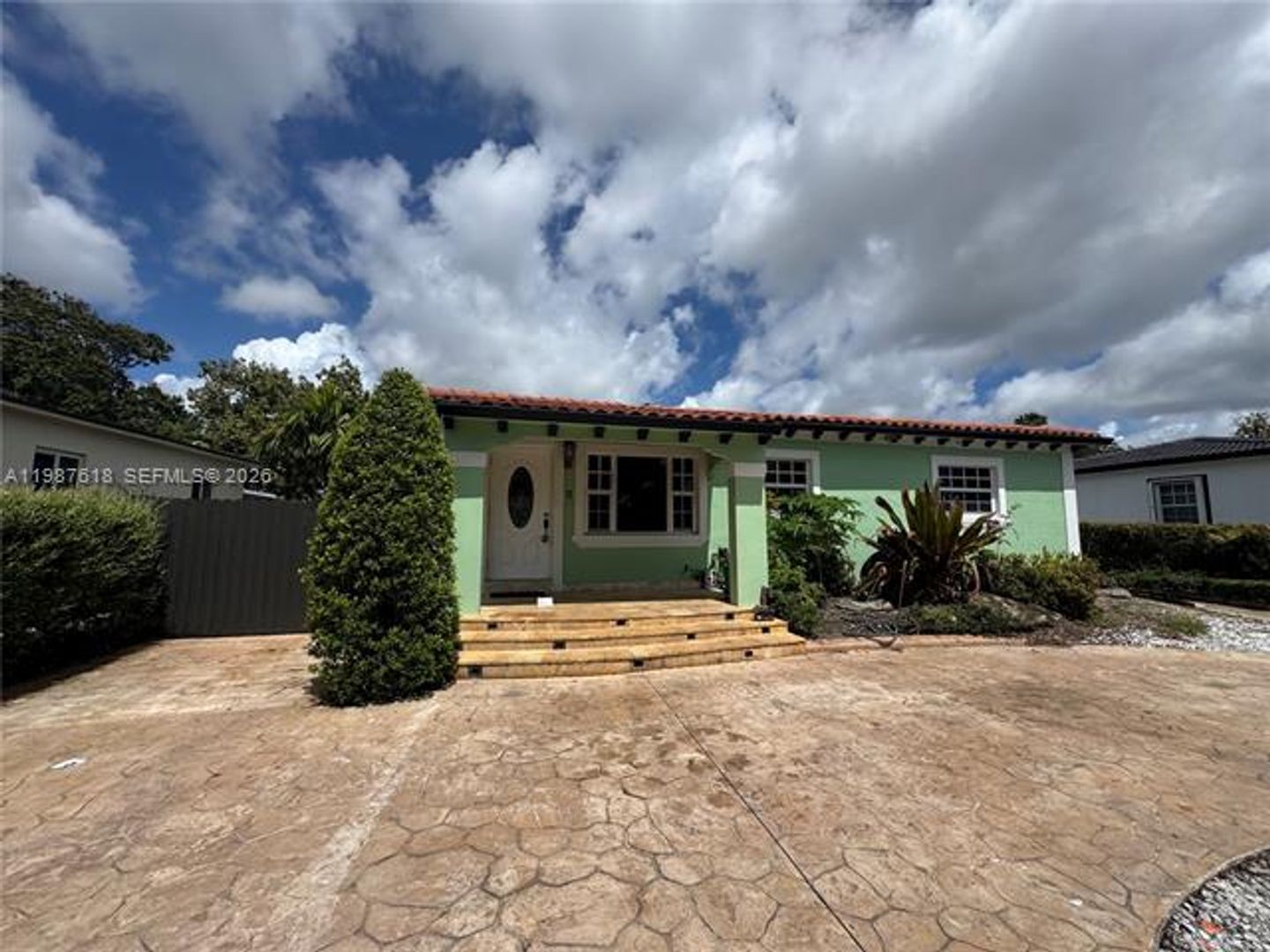 HIALEAH House: 551 E 60th St